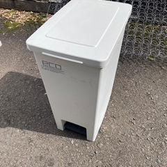 ゴミ箱　足踏み開閉式　ポリ　プラスチック　45リットル　白　ホワ...