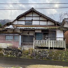 三朝温泉街の古家付土地です。