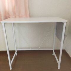 白のデスク