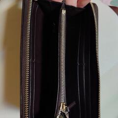 ¥1000お値下げしました！GUCCIラウンドファスナーシマ　ブラウンの画像