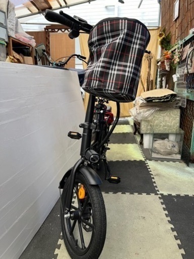 ほぼ新品のアシスト自転車です。コンビニまで、二回使用しただけです！鍵二つあります。折りたたみできます。軽自動車にも、らくらく積めます。