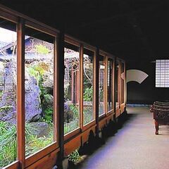 源泉かけ流し温泉付きの隠れ家的な宿です。