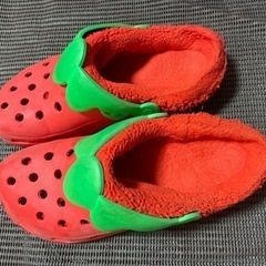 イチゴのクロックス風サンダル