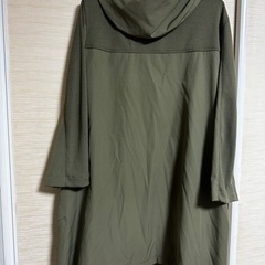 L〜LL カーキの薄手のパーカーの画像
