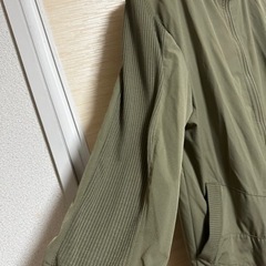 L〜LL カーキの薄手のパーカーの画像