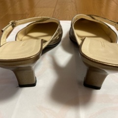 ゴールドのミュールの画像