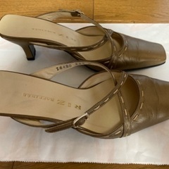 ゴールドのミュールの画像