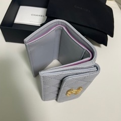 【CHANEL】マトラッセ ココマーク フラップ スモールウォレット コンパクト 三つ折り財布 キャビアスキン レザー ゴールド金具  箱付 CHANEL（新品・未使用品）グレインド　カーフスキン　グレーの画像