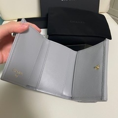 【CHANEL】マトラッセ ココマーク フラップ スモールウォレット コンパクト 三つ折り財布 キャビアスキン レザー ゴールド金具  箱付 CHANEL（新品・未使用品）グレインド　カーフスキン　グレーの画像
