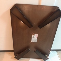 木の折りたたみローテーブルです。