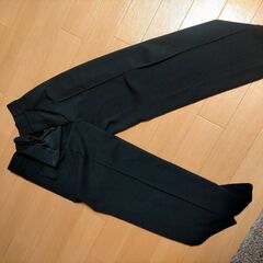 黒　パンツ