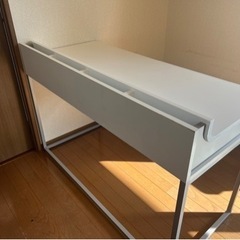 綺麗な白のテーブル  パソコンディスク 勉強机 に！の画像