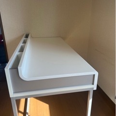 綺麗な白のテーブル  パソコンディスク 勉強机 に！の画像