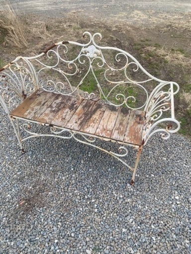 アイアンベンチ　シャビーホワイト　錆びたロココ調アイアンベンチ　ヨーロッパ風　アンティーク調　ビンテージ