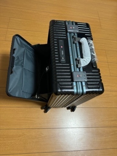 ［魔法小屋] 未使用★キャリーケース ★前開き  機内持ち込み サイズ