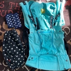 【中古4点SET】リルベビー  オールシーズンズ LILLE BABY 6way All Seasons 6-in-1 抱っこ紐  だっこ紐 ベビーキャリア ベビーキャリー おんぶ紐 おんぶひも 新生児から使える ターコイズブルー 洗濯OK +ネイビー星柄よだれカバー&黒白星柄抱っこ紐カバー&フード付もこもこ防寒ケープ付☆の画像