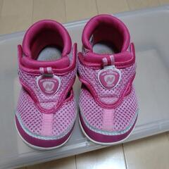 子供サンダル　new balance