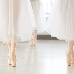 戸田市のバレエダンスサークルアリスの会です！『アリスの会』は、今年で11年目を迎えるダンス教室です。うれしく&楽しく&厳しく(時々)、みんなでワッハッハ♪♬♫とレッスンしています。アリスの会は一人一人皆が主役です！　バレエって？踊りって？子どもにキラキラ輝いて欲しい、大人から踊りを始めるなんて…等々と思っている方、どうぞお気軽にご連絡ください。体験・見学お待ちしております！の画像
