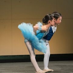 戸田市のバレエダンスサークルアリスの会です！『アリスの会』は、今年で11年目を迎えるダンス教室です。うれしく&楽しく&厳しく(時々)、みんなでワッハッハ♪♬♫とレッスンしています。アリスの会は一人一人皆が主役です！　バレエって？踊りって？子どもにキラキラ輝いて欲しい、大人から踊りを始めるなんて…等々と思っている方、どうぞお気軽にご連絡ください。体験・見学お待ちしております！の画像