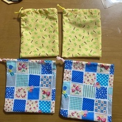 雑な作りの巾着袋4枚の画像
