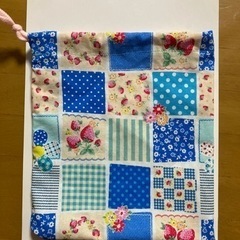 雑な作りの巾着袋4枚の画像