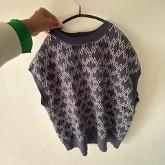 niko and...  洗えるアソードジャガードニットベスト紫の画像