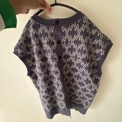 niko and...  洗えるアソードジャガードニットベスト紫の画像