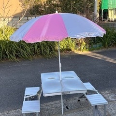 折り畳みイス付きテーブル　キャンプなどにパラソル付きの画像