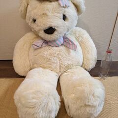 大きなシロクマのぬいぐるみ