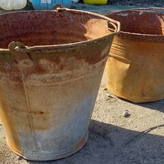 錆びたバケツ　２個の画像