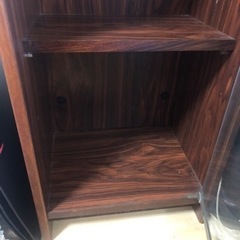 ガラス扉付き棚の画像