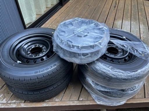 ハイエース純正ホイールとキャップ