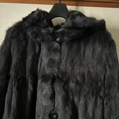 コート　黒色　リバーシブル　裏毛皮　フードは取りはずしできます。の画像