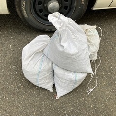 土嚢袋入りの土、貰ってください。