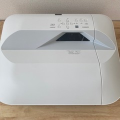 CASIOの超単焦点プロジェクター XJ-UT352Wの画像