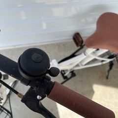 折りたたみ自転車　白の画像