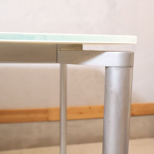 FritzHansen(フリッツハンセン)のP933 PLANO(プラーノ)ダイニングテーブルです。軽やかな印象のシンプルなダイニング
