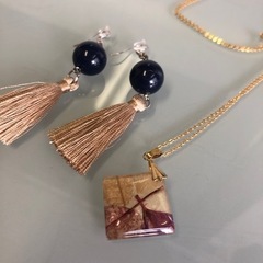服/ファッション アクセサリー ネックレス　ゴールド　ピアス　パール　ネイビーの画像