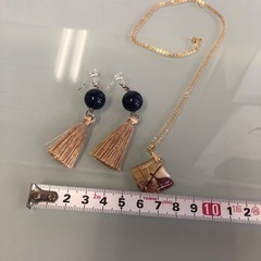 服/ファッション アクセサリー ネックレス　ゴールド　ピアス　パール　ネイビーの画像