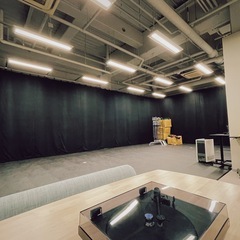 【初心者でもOK】【セリフ有りエキストラ、役者】海外掲載WEB広告のインタビューシーン出演（男1名必要）の画像