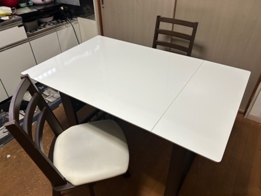 折りたたみ可能食事用テーブル
