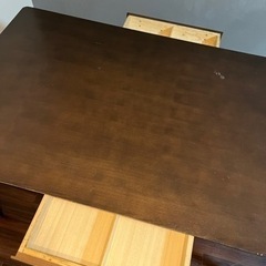 4人掛けダイニングテーブルの画像