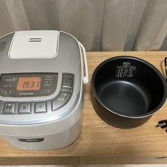 《アイリスオーヤマ》炊飯器♪