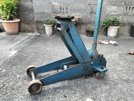 ＜タイヤ交換＞結構重たいジャッキ