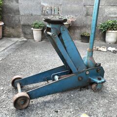 ＜タイヤ交換＞結構重たいジャッキ