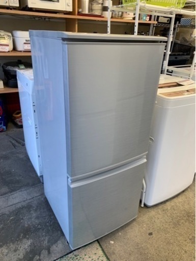 万代店　◆ 中古★SHARP 137L つけかえどっちもドア 耐熱100℃トップテーブル！コンパクト2ドア 冷蔵庫【◆SJ-14Y-S】