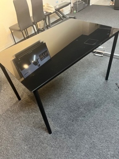 黒ガラステーブルと椅子2脚セット　家具 オフィス用家具 机