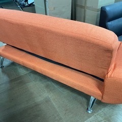 片肘　オシャレなオレンジ色の布製ソファーベッド　脚付き　訳ありの画像