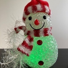 光る雪だるまの画像