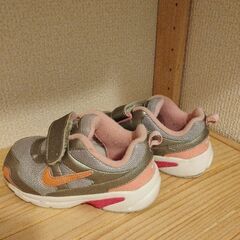 無料　NIKE　子供靴　14センチ　ジャンク品　靴底のゴム部分が外れていますの画像